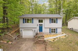 18864 Lakewood Cir, Lake Ann, MI 49650