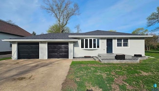 511 N 3rd St, Emery, SD 57332