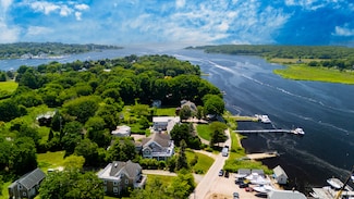 52 Avondale Rd, Westerly, RI 02891