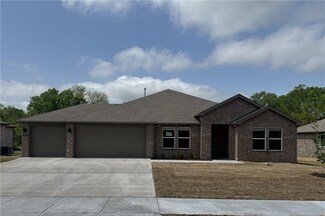 562 Terrace Ave, Prairie Grove, AR 72753