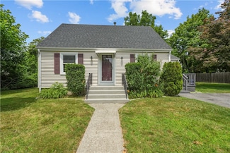 14 Gladding St, Bristol, RI 02809