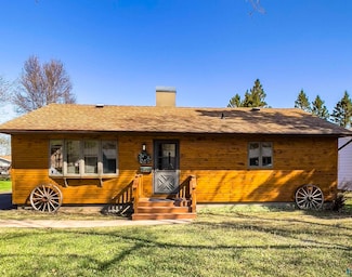 110 Hays Cir, Silver Bay, MN 55614