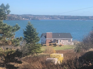 2 Pleasant St, Eastport, ME 04631
