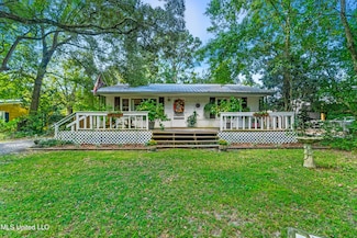 1918 Stuart Ave, Ocean Springs, MS 39564