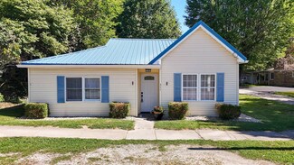 311 E 3rd St, Warren, IN 46792
