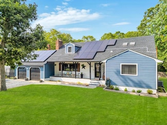 17 Woodcrest Dr, East Moriches, NY 11940