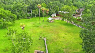 608 N Clear Creek Dr, Friendswood, TX 77546