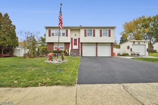 197 Powderhorn Dr, Phillipsburg, NJ 08865