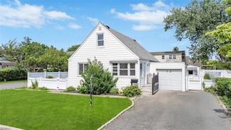 12 Schiller St, Hicksville, NY 11801