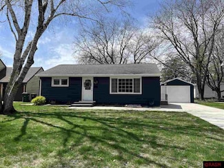 914 914 S 3rd St, St. James, MN 56081