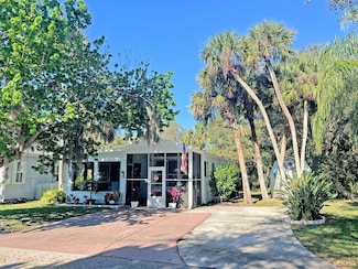 77 Sunset Dr, Titusville, FL 32780