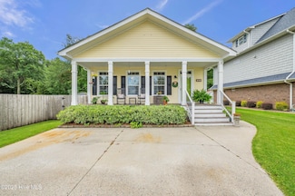2498 Waccamaw Shores Rd, Lake Waccamaw, NC 28450