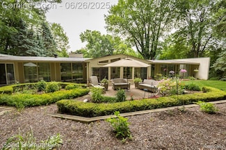 3788 Crestlake Dr, Bloomfield Hills, MI 48304
