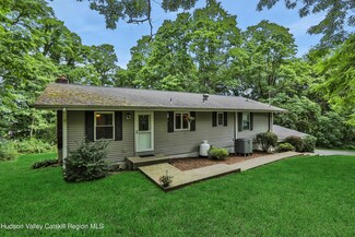 26 Spencer Dr, Red Hook, NY 12571