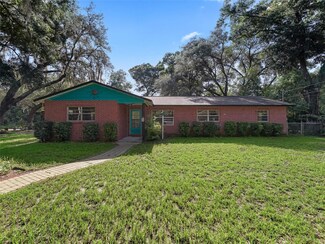 907 Elm Ave, Fruitland Park, FL 34731