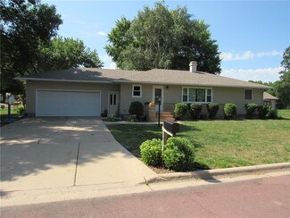 101 Oak Knoll Ct, Blue Earth, MN 56013
