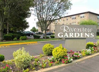 96 Riverview Ct, Secaucus, NJ 07094