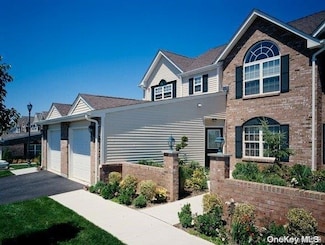 185 Overlook Dr Unit 185, Farmingville, NY 11738