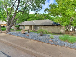 300 Crown Colony Rd, Edmond, OK 73034