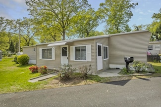 32 Puffin Dr, Chicopee, MA 01020