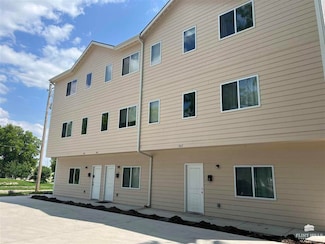 903 Sunset Ave, Manhattan, KS 66502