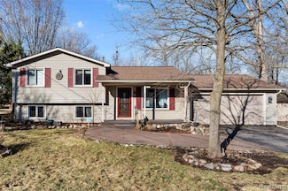1560 Mercedes St, West Bloomfield, MI 48324