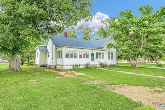215 E Blevins St, Oakland, IL 61943
