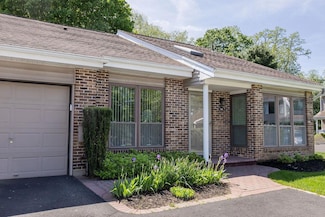 46 W Pond Ct, Smithtown, NY 11787