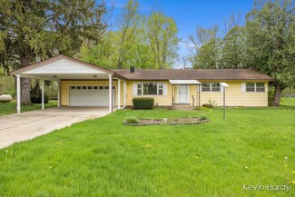 745 9th St, Plainwell, MI 49080