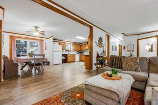 910 N Pearl St, Paola, KS 66071