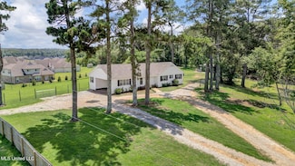 8279 Dunn Ln E, Olive Branch, MS 38654