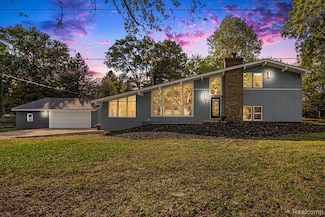 921 N Garner Rd, Milford, MI 48380