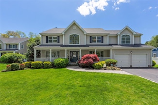 3 Angelica Ct, Hauppauge, NY 11788