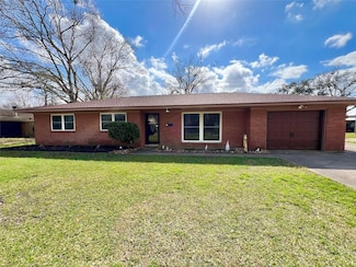 912 Cannan Dr, Angleton, TX 77515