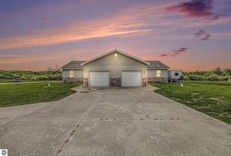 225 Fox Ln, Benzonia, MI 49616