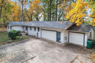 1431 E Commerce Rd, Commerce Township, MI 48382