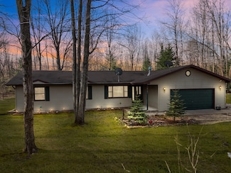 321 Greenleaf Dr, Houghton Lake, MI 48629