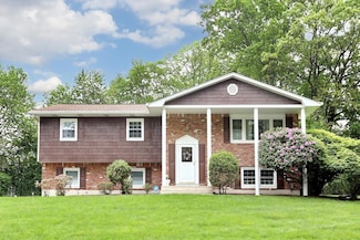 4 Stockbridge Ave, Suffern, NY 10901