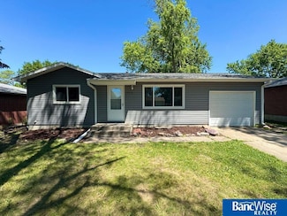 7800 Cherrywood Dr, Lincoln, NE 68510