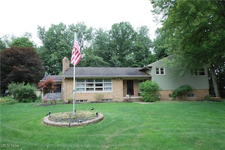 1135 Cherokee Dr, Youngstown, OH 44511