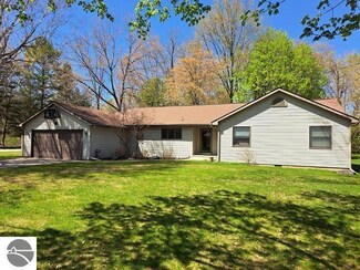 506 Riverside Dr, Clare, MI 48617