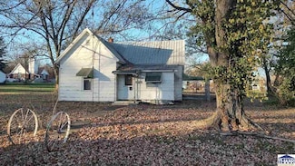 8566 Fourth St, Merom, IN 47861