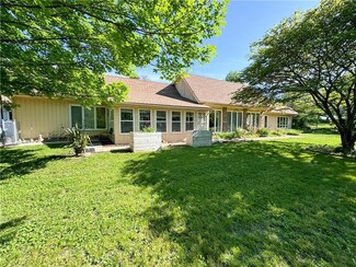 22021 S Phoenix Dr, Peculiar, MO 64078