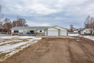 9886 66th St SE, Bismarck, ND 58504