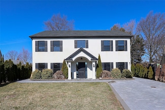 8 Family Ln, Levittown, NY 11756