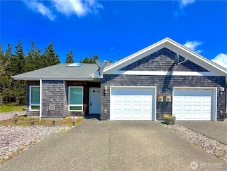 146 28th St NW, Long Beach, WA 98631