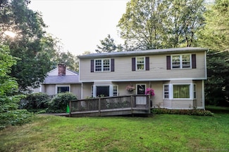 18 Skating Pond Rd, Trumbull, CT 06611