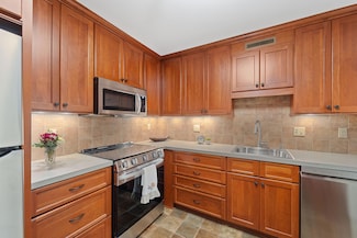 3942 N Oakland Ave Unit 143, Milwaukee, WI 53211