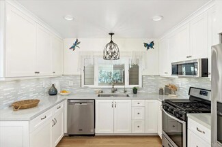 907 Wentworth Cir, Vista, CA 92081