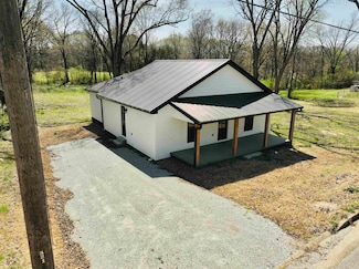 135 W Third St, Henderson, TN 38340